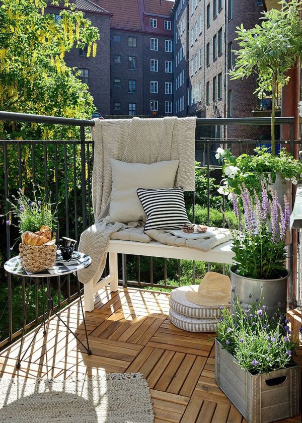 Risultati immagini per balcone con salottino