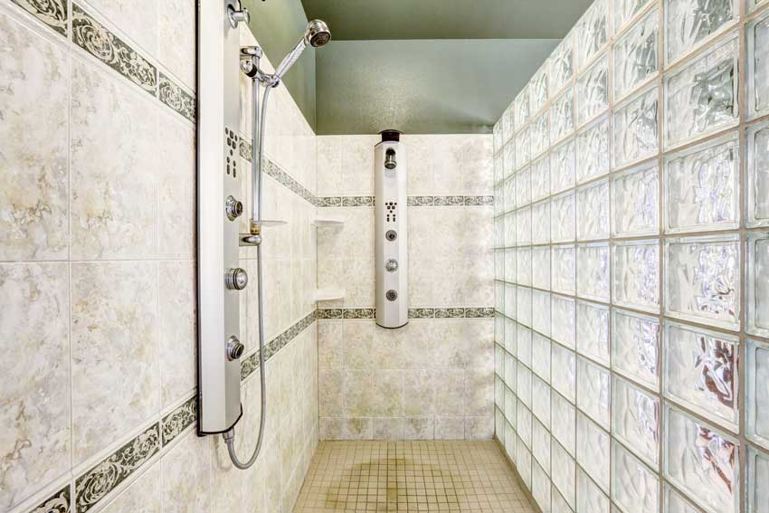 veduta di un interno doccia realizzata con mattoni di vetro.
