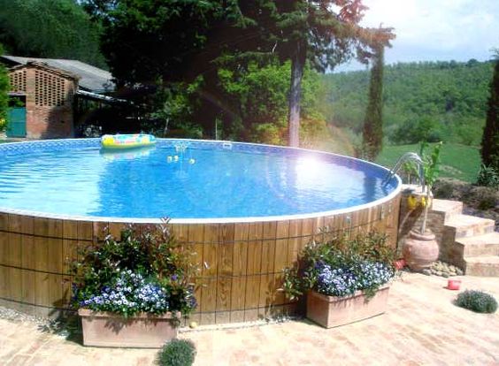 Idea di rivestimento piscina fuori terra fai da te con tavole in legno.