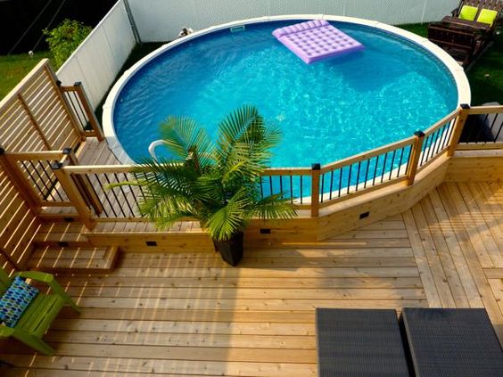 Piscine interrate con soppalco in legno e recinto.