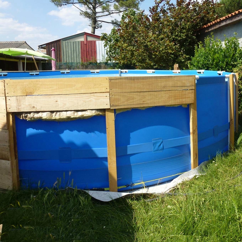 Come abbellire una piscina fuori terra con i pallet.