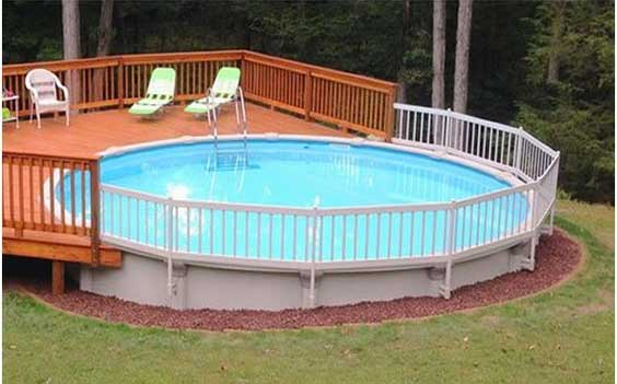 Piscine seminterrate con soppalco e recinto in legno.