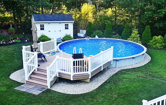 Bellissima piscina da giardino seminterrata con soppalco in legno bianco.
