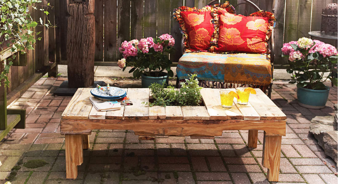 Una mesa de centro de bricolaje con jardinera integrada