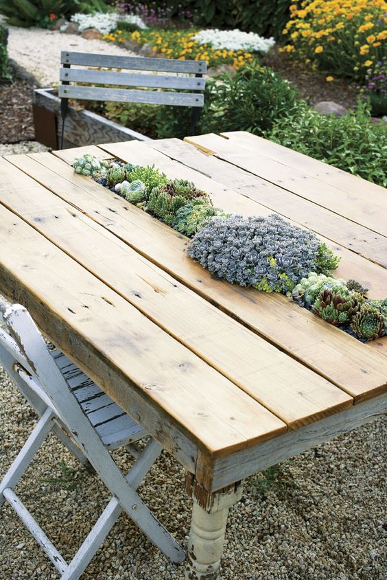 Una mesa de centro de bricolaje con jardinera integrada