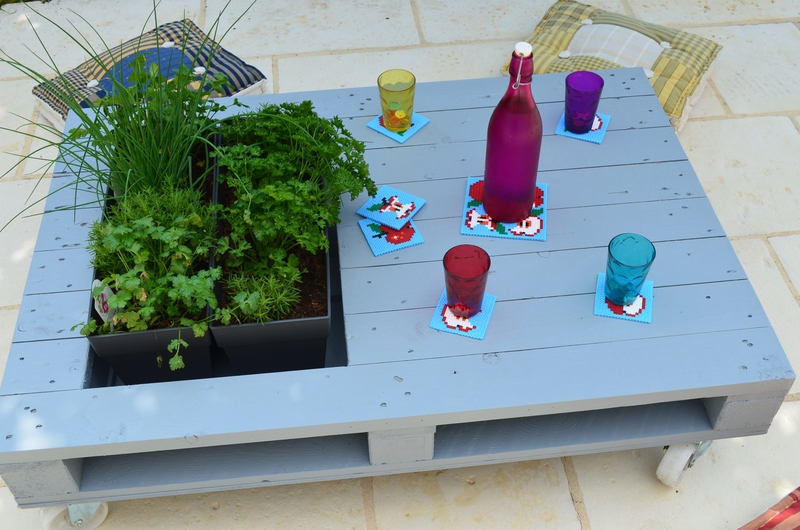 Una mesa de centro de bricolaje con jardinera integrada