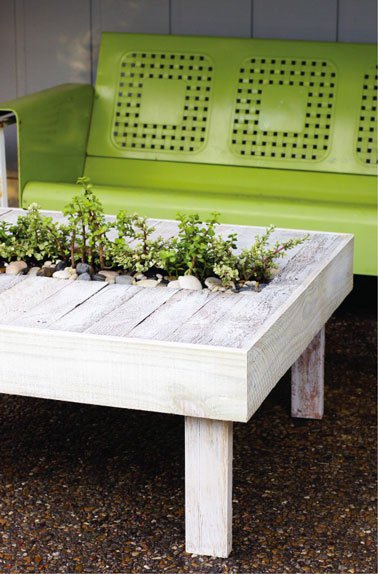 Una mesa de centro de bricolaje con jardinera integrada