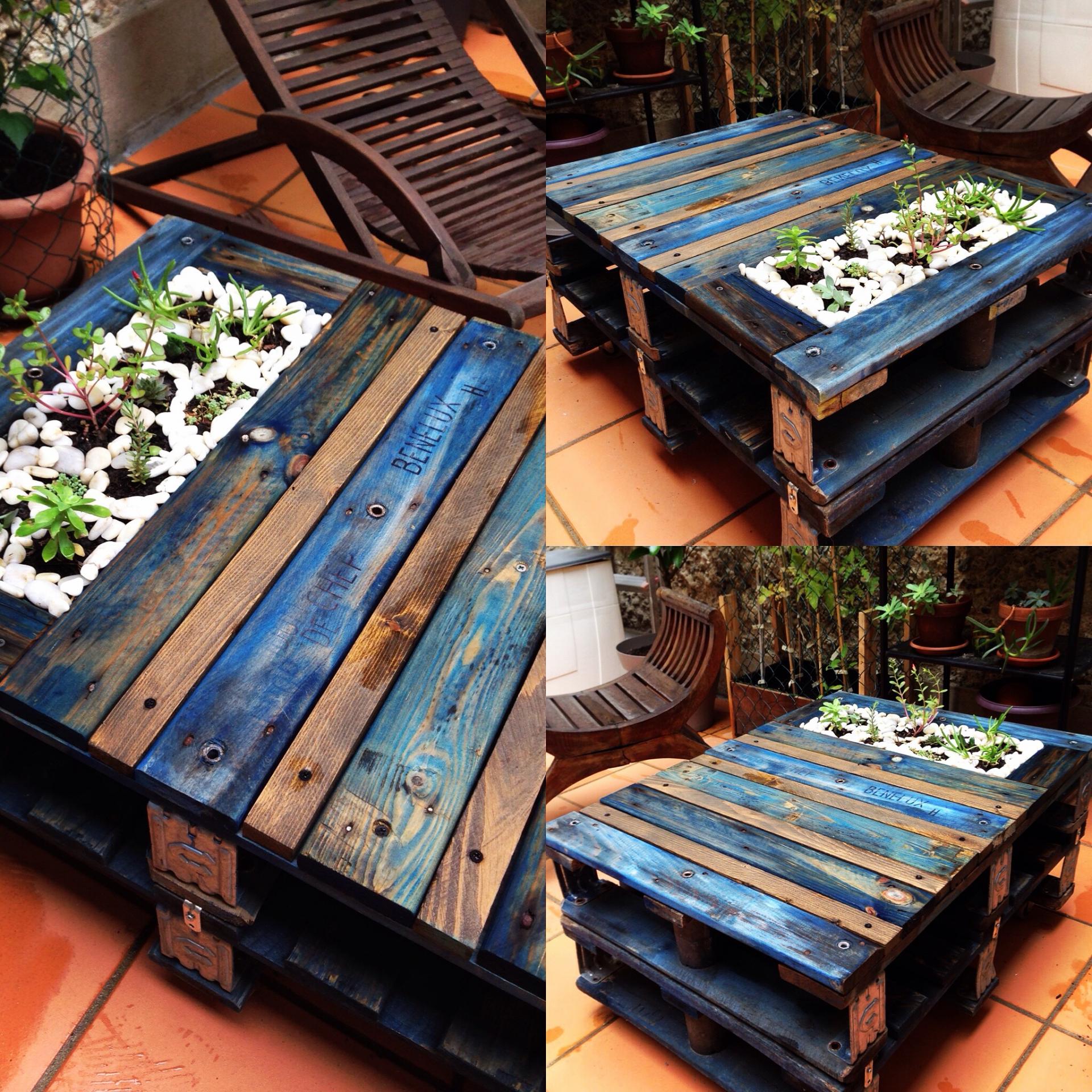 Una mesa de centro de bricolaje con jardinera integrada