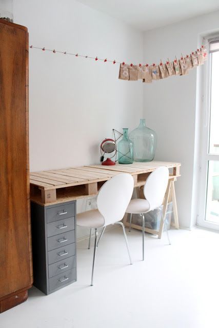 Scrivania low cost con materiali riciclati