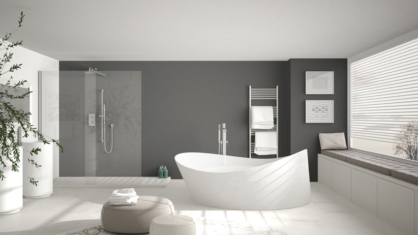 bagno moderno con pareti grigie e vasca da bagno di colore bianco.