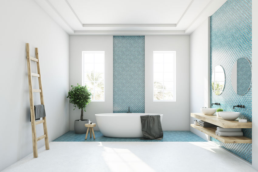 bagno contemporaneo con pareti bianche e azzurre, scala in legno e top in legno design.