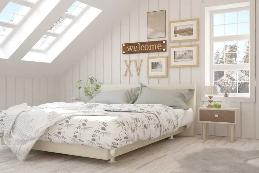 camera da letto nel sotto tetto in stile scandinavo con un tocco shabby.