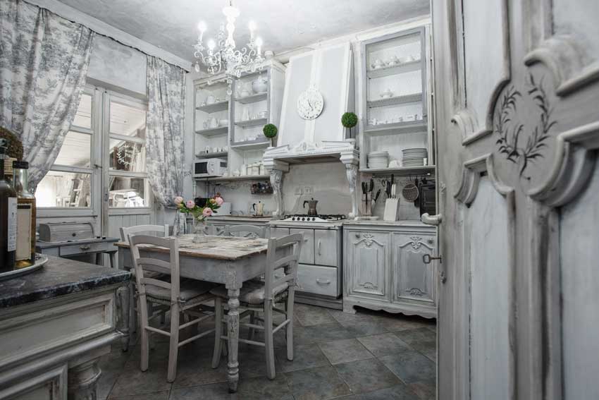 cucina shabby con mobili effetti invecchiati.