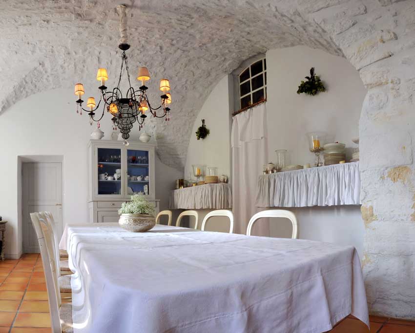 sala da pranzo tipica provenzale, bellissime tendine bianche e lampadario shabby.