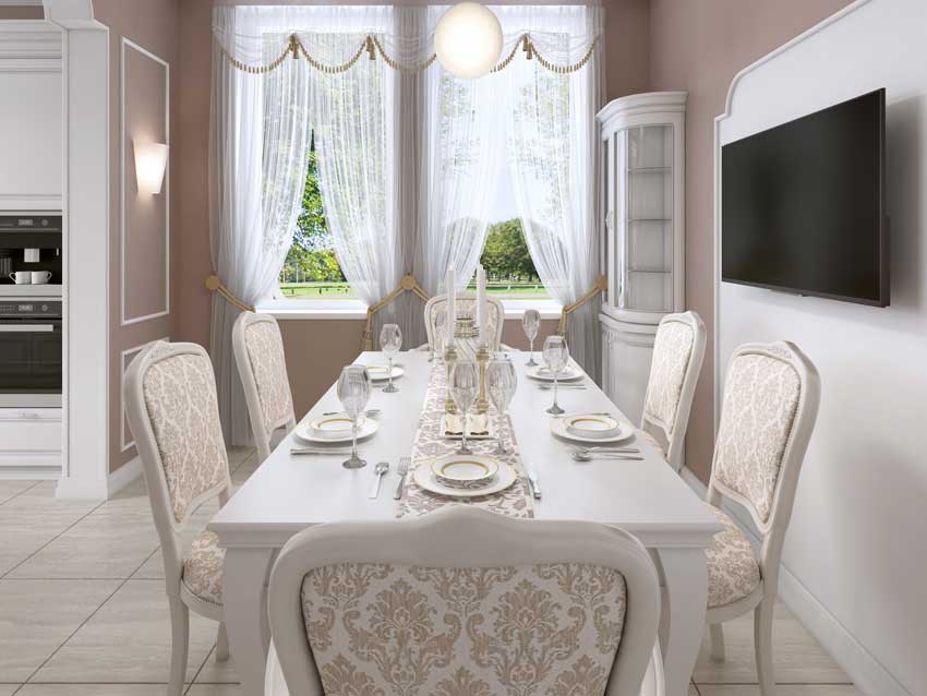 sala da pranzo country chic con tavolo bianco e sedie bellissime, pareti tortora e bianche.