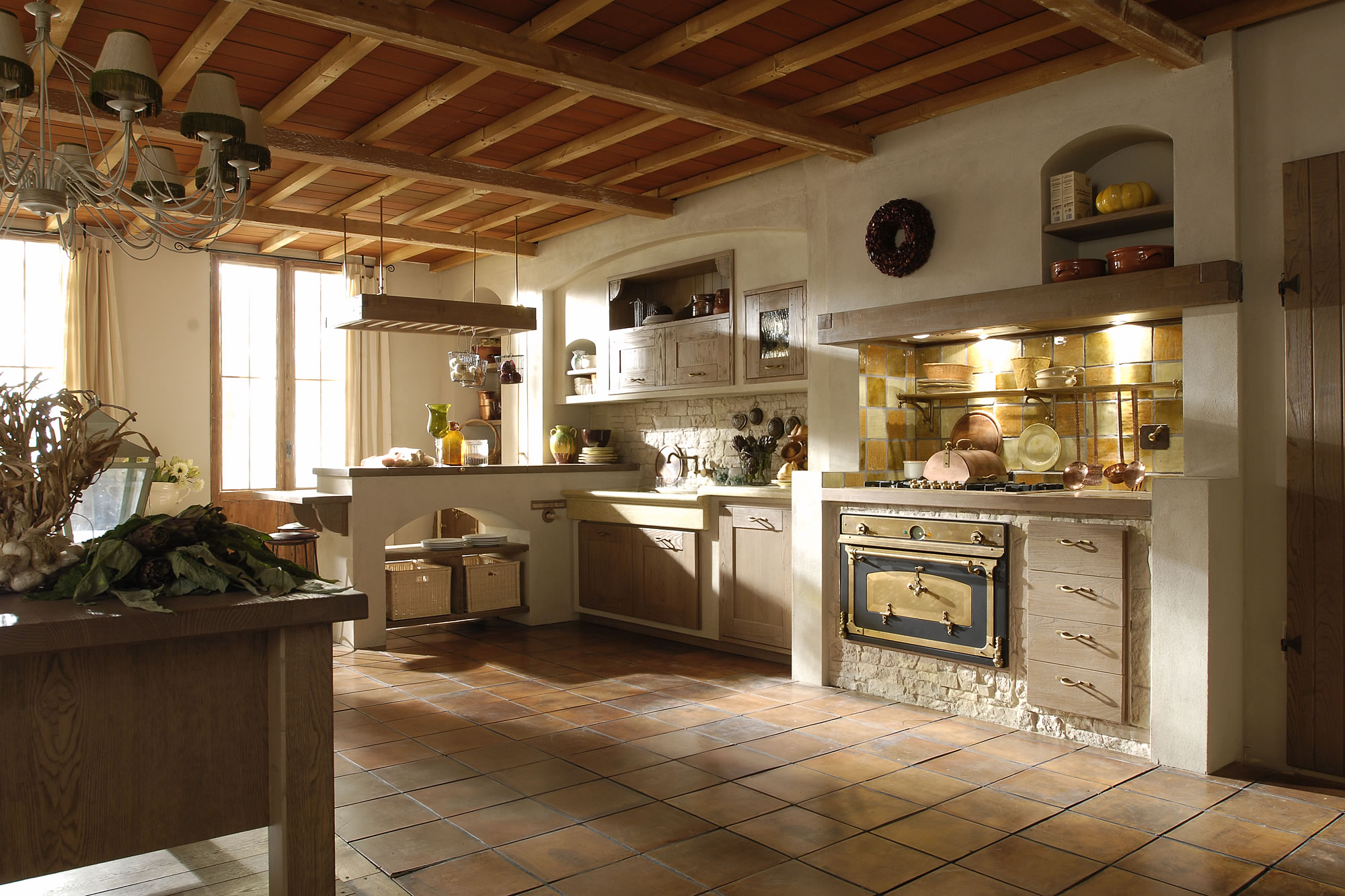 idee cucine in muratura in stile rustico con elementi in legno e travi a vista.