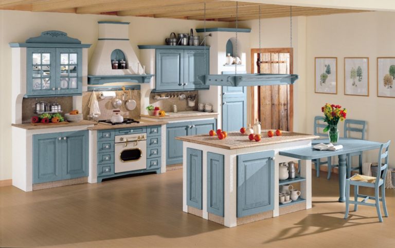 cucina in muratura stile country chic, colore bianco e blu.