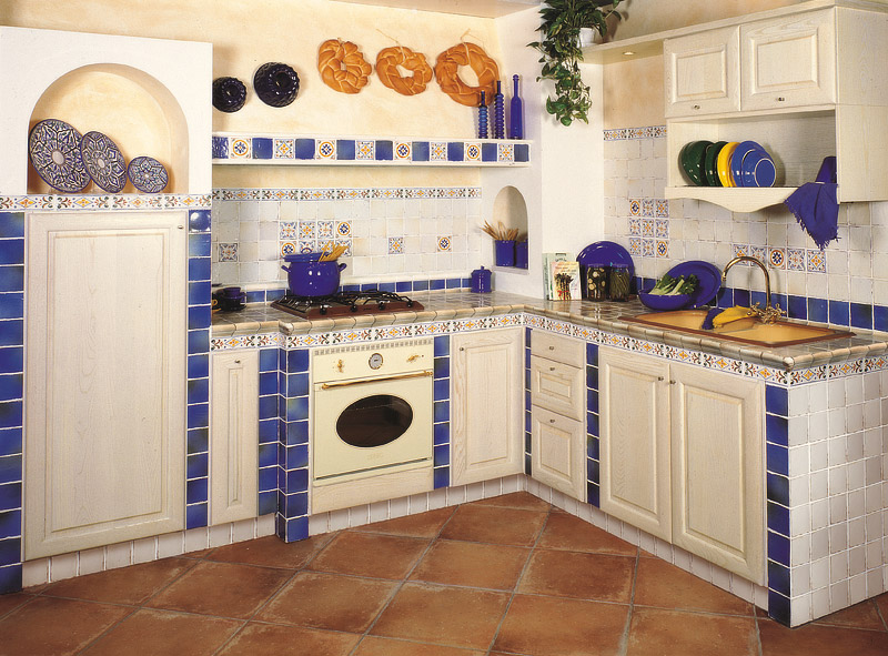 idee cucina con piastrelle bianche e blu, bellissima per una casa al mare.