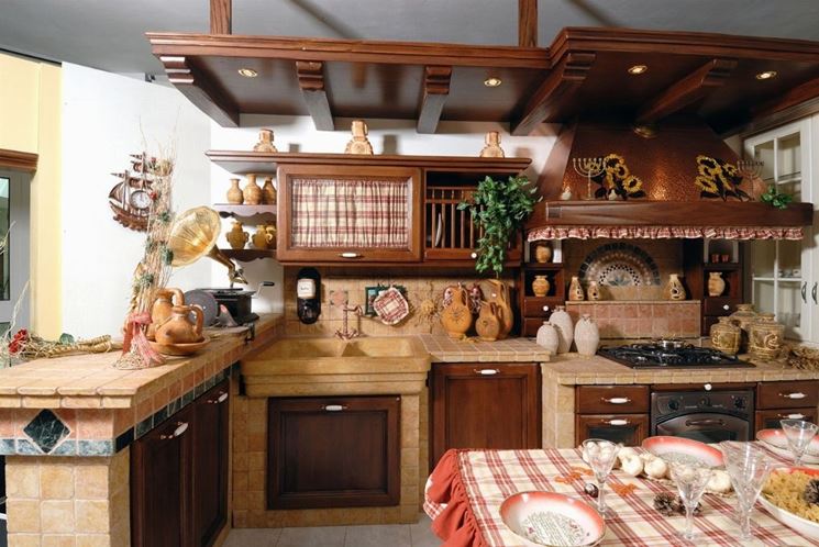 idee cucine in stile provenzale con piastrelle e elementi in legno, tendine country