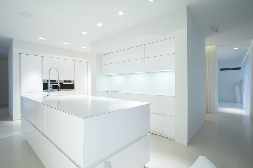 cucina dal mood moderno total white, faretti design al soffitto in cartongesso.