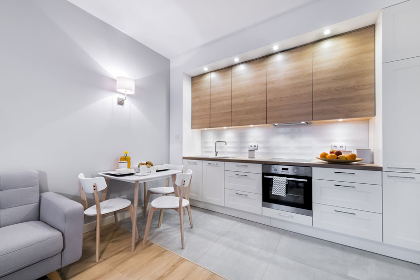 piccola cucina lineare bianca e legno, ideale per piccoli spazi.