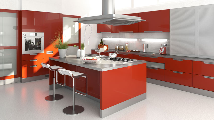 grande cucina rossa dal mood moderno, top e cappa sospesa in allumino grigio, grande isola.