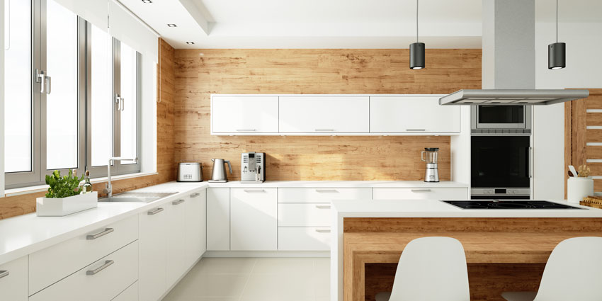 splendida cucina con rivestimenti in legno e mobili bianchi.