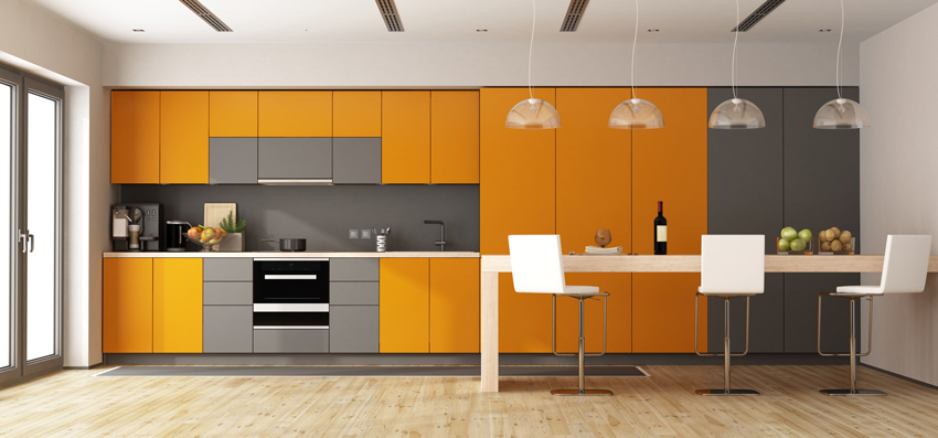 bella cucina lineare grigia e arancione con penisola bianca.