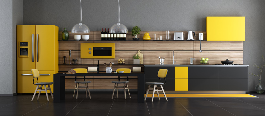 una cucina lineare moderna gialla e nera con paraschizzi effetto legno, grande frigorifero di colore giallo, pavimenti neri.