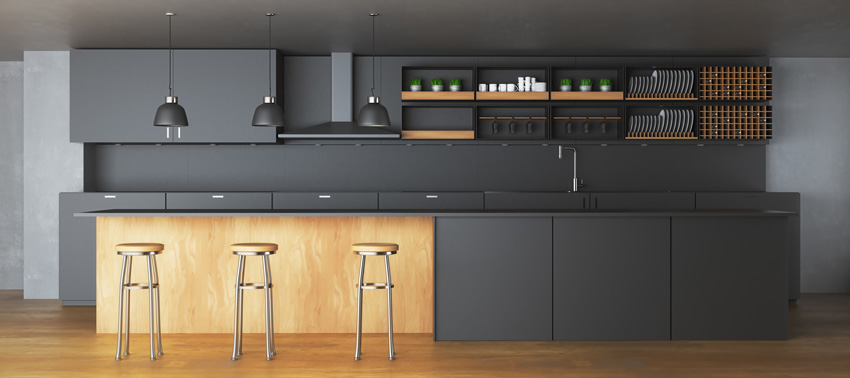 grande cucina lineare nera e legno con belle lampade sospese nere.