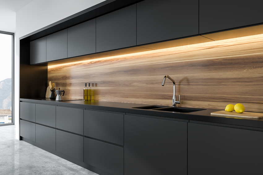 bella cucina nera lineare con illuminazione a led sotto pensili.