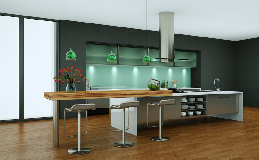 Splendida cucina moderna con grande isola centrale e top in legno, illuminazioni LED e cappa sospesa.