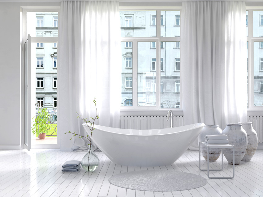 bagno total white con grande tende bianche, vasca da bagno shabby.