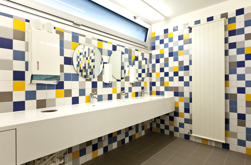 bagni moderni con rivestimento colorato effetto mosaico