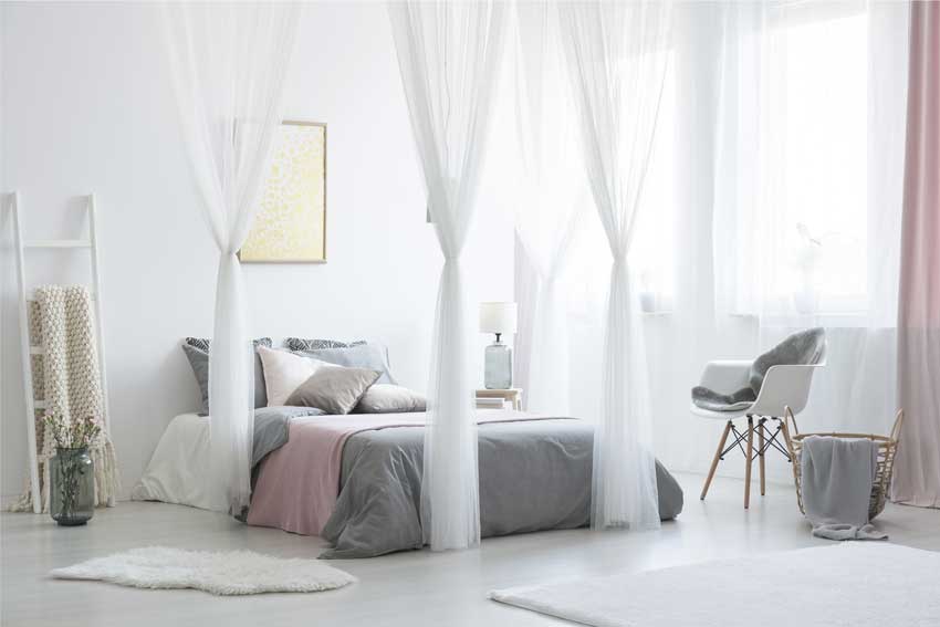 Tende bianche a soffitto ideale per arredare le camere da letto moderne.