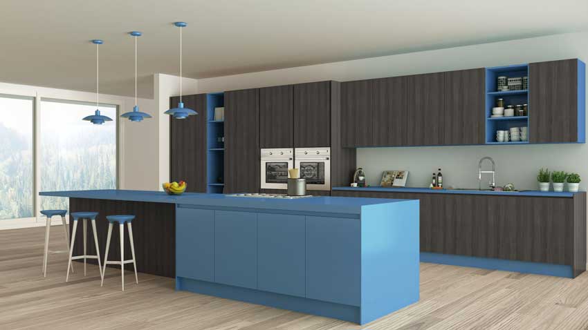 Cucina lineare dai colori moderni grigio e blu, grande isola centrale con sgabelli.