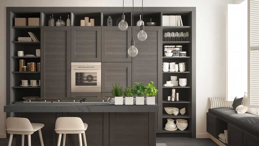 Cucina con isola e parete attrezzata in legno grigio, dal gusto vintage e ideale in un ambiente piccolo.