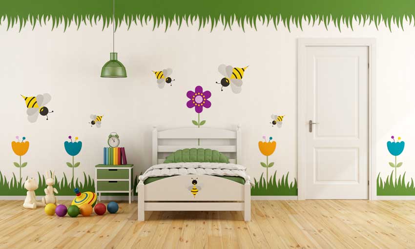 Camera da bambini decorata con stickers murali.