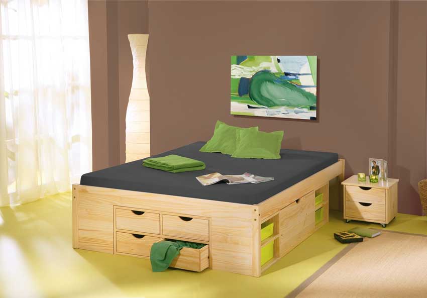 Letto in legno in camera, arredamento moderno.