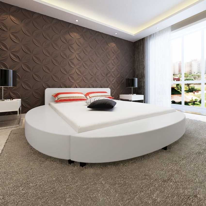 Stanza da letto moderna con letto tondo bianco, pareti con pannelli adesivi 3D.