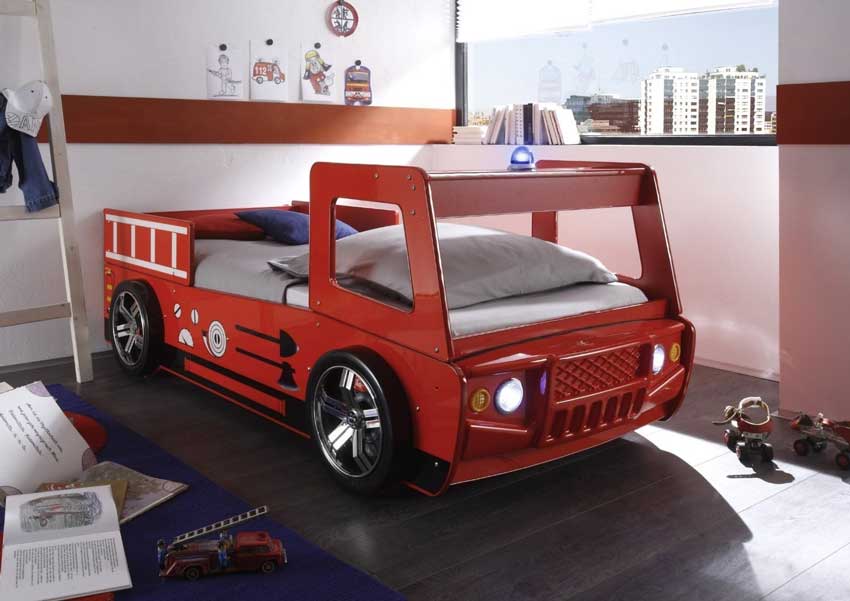 Cameretta con letto a forma di camion.