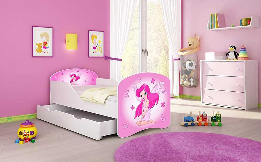 Cameretta con sfumature di rosa, ideale per una bambina, letto originale.