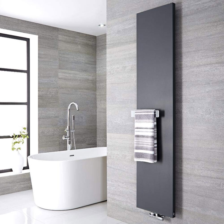 termoarredo design grigio antracite con portasciugamani in bagno.