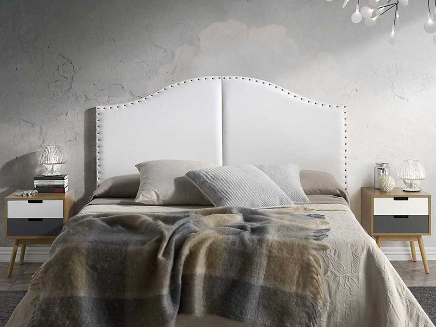 Testiera letto moderna in pelle bianca, parete stucco veneziano.