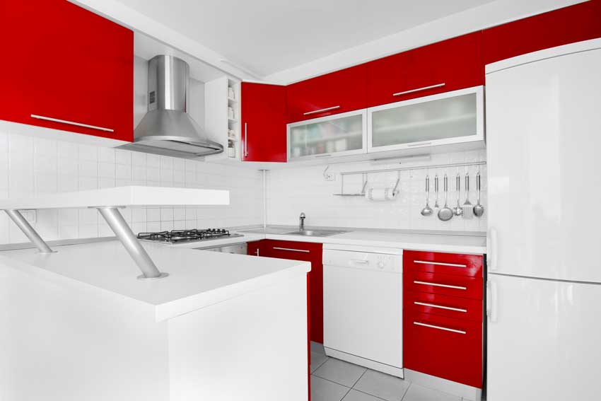 Idea per una cucina in bianco e rosso.