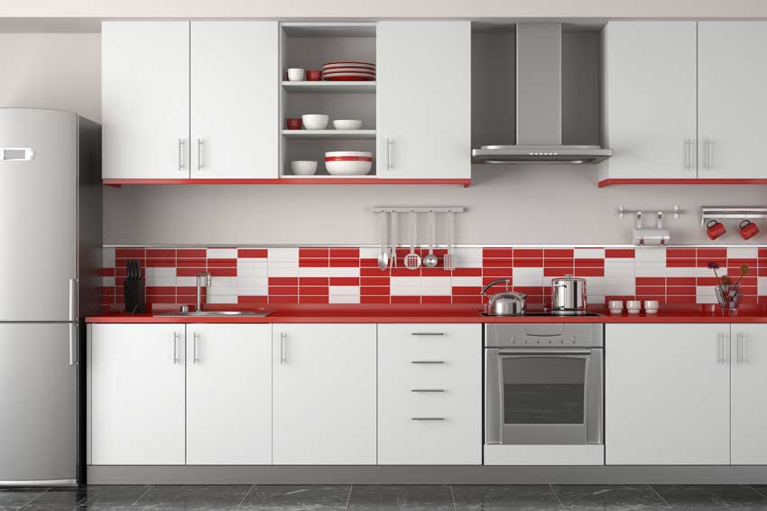 Cucina bianca con piastrelle mosaico bianco e rosso.