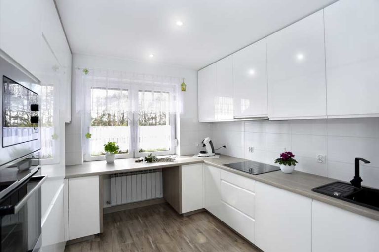 La cucina bianca: 25 idee moderne per contrastarla con un tocco di colore