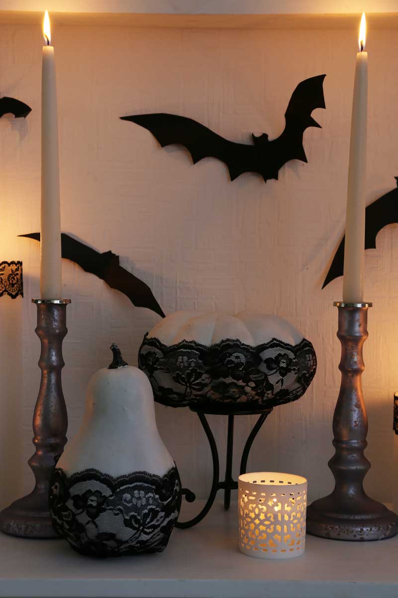 Decorazione creativa per Halloween, con candele e pipistrelli.