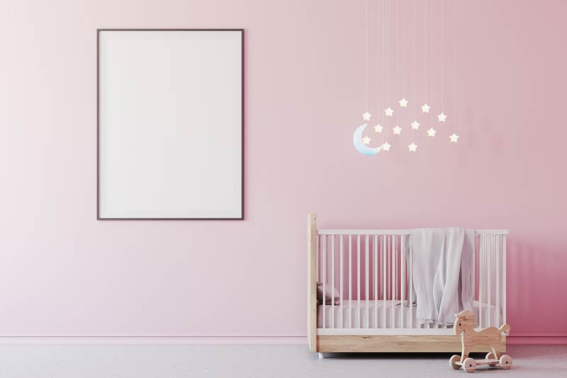 Stanzetta per neonata con parete rosa e culla bianca, bellissimo lampadario con stelline luminose.