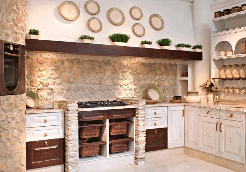 Splendida cucina in muratura ad angolo con parete in pietra naturale.